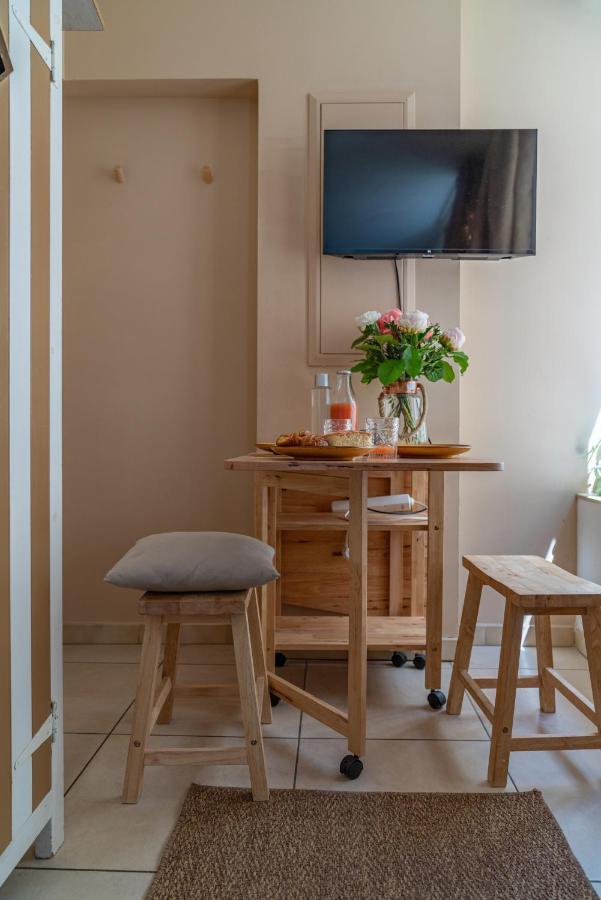 La Cabane Camarguaise En Centre Ville - Une Nuit A נים מראה חיצוני תמונה